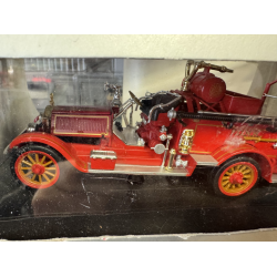 Signature models 32347 American lafrance fire dumper �rgang 1921 emballage med brugs spor Bilen er i ny stand. Skala 1:32