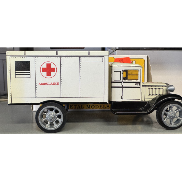 Kovap 0605 blik model ambulance Brugt i ny stand i original emballage emballagen har brug spor. skala 1:32