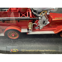 Signature models 32347 American lafrance fire dumper �rgang 1921 emballage med brugs spor Bilen er i ny stand. Skala 1:32