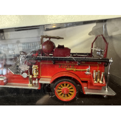Signature models 32347 American lafrance fire dumper �rgang 1921 emballage med brugs spor Bilen er i ny stand. Skala 1:32