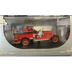 Signature models 32347 American lafrance fire dumper �rgang 1921 emballage med brugs spor Bilen er i ny stand. Skala 1:32