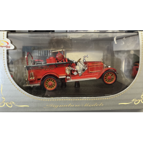 Signature models 32347 American lafrance fire dumper �rgang 1921 emballage med brugs spor Bilen er i ny stand. Skala 1:32
