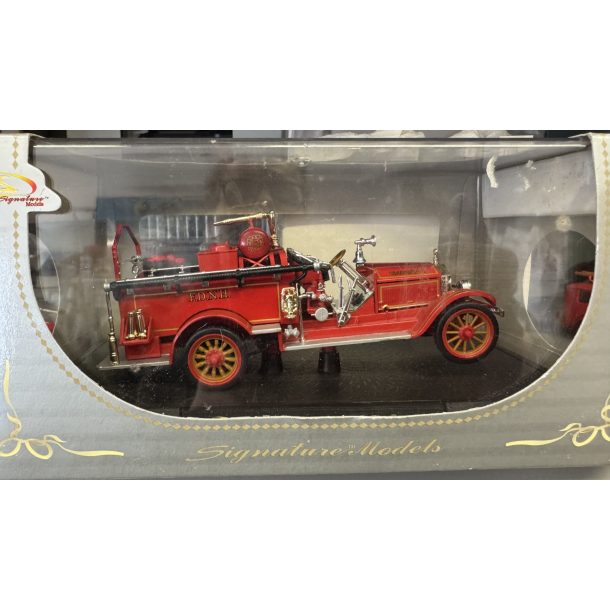 Signature models 32347 American lafrance fire dumper �rgang 1921 emballage med brugs spor Bilen er i ny stand. Skala 1:32