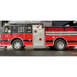 IXO Trf003 Seagrave Marauder II Pelham Brandv�sen �rgang 2007 R�d/sort skala 1:43