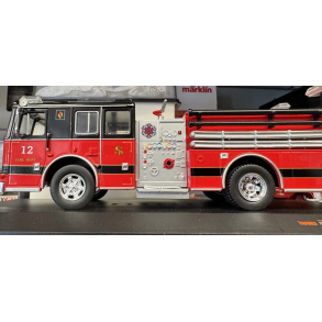 IXO Trf003 Seagrave Marauder II Pelham Brandv�sen �rgang 2007 R�d/sort skala 1:43