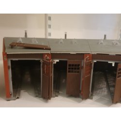 Faller HO 1234 remise 3 vejs med side bygning frdig samlet. Stand se billeder