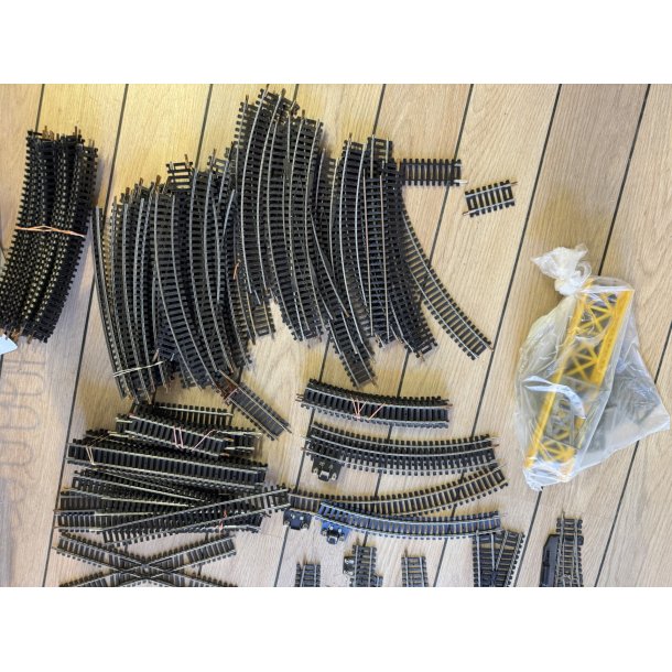 lot Brugt lot med Lima skinner str HO 3 sporskifter Ca 100 stk skinner i alt. Slges som defekt