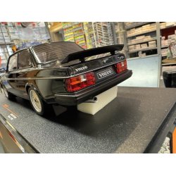 IXO 18CMC178.22 Volvo 240 Turbo r 1984 sort skala 1:18