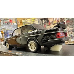 IXO 18CMC178.22 Volvo 240 Turbo r 1984 sort skala 1:18