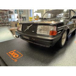 IXO 18CMC178.22 Volvo 240 Turbo r 1984 sort skala 1:18