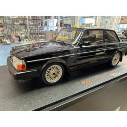 IXO 18CMC178.22 Volvo 240 Turbo r 1984 sort skala 1:18